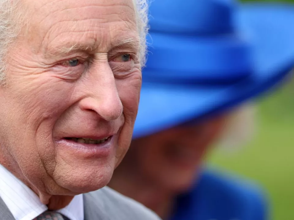 König Charles wurde von Hochzeitsgästen mit Jubel empfangen