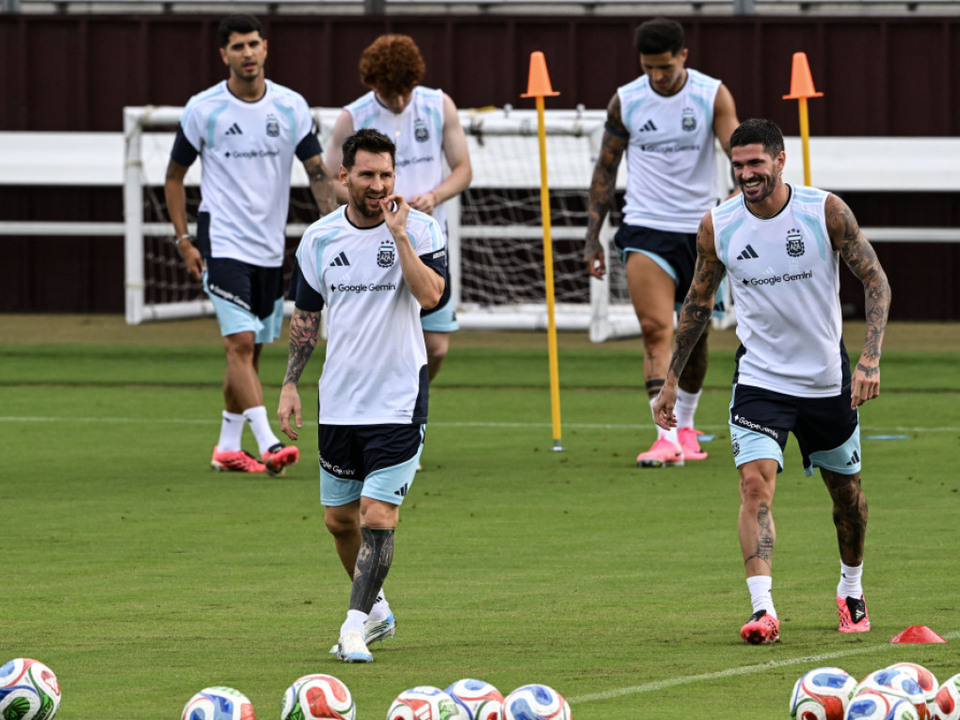 Angeschlagener-Messi-steigt-ins-Mannschaftstraining-ein