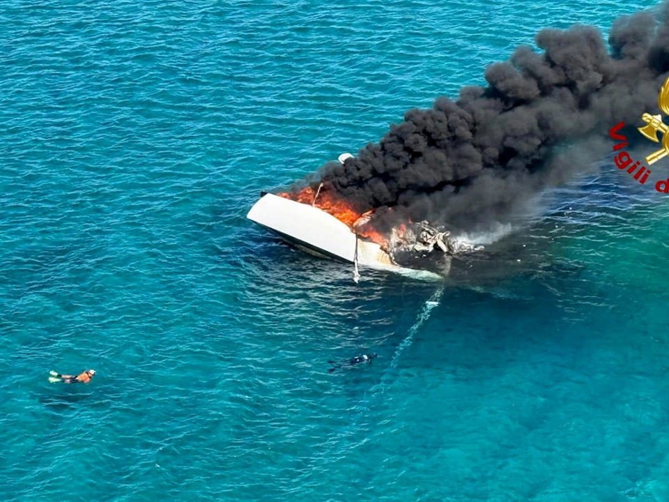 Segelboot brennt und sinkt