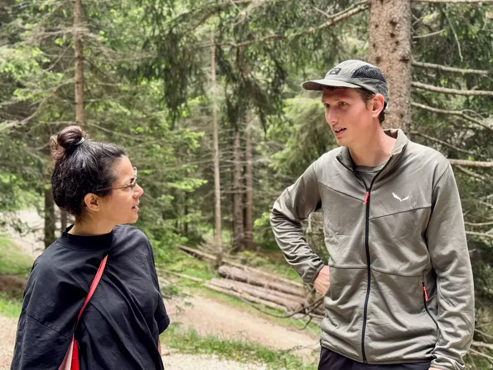 Südtirol-Alto Adige Ranger (ev Jonas Lintner) im Gespräch mit Gast _ Monika Franzelin, GEOPARC Bletterbach