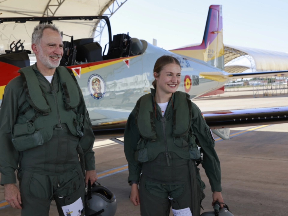 Vater und Tochter beim Fliegen
