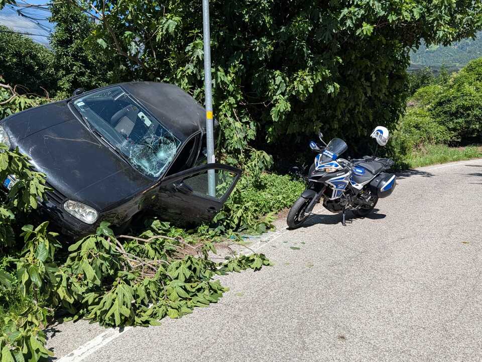 Vermutlich-zu-schnell-Autofahrer-rammt-in-Meran-Radfahrer