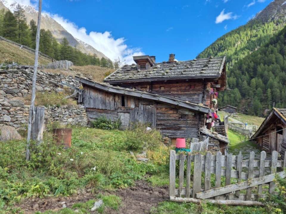 30-Zentimeter-gekippt-Rettungseinsatz-f-r-historische-Alm-in-S-dtirol
