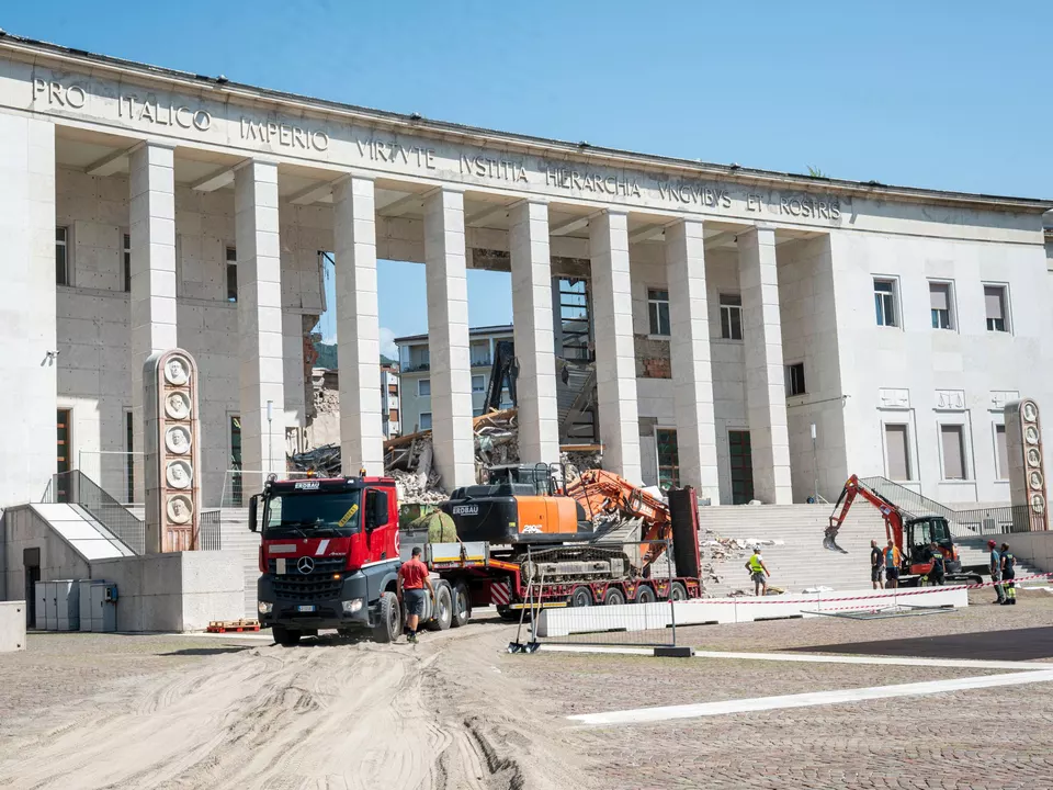 n Kürze werden laut Landesrat Christian Bianchi die Fassade und die Säulenfront des Gerichtsgebäudes mit Stützkonstruktionen gesichert, um weitere Schäden zu verhindern. (Foto: 20260720_Presspoint - Teileinsturz Gerichtsgebäude_Fabio Brucculeri_1