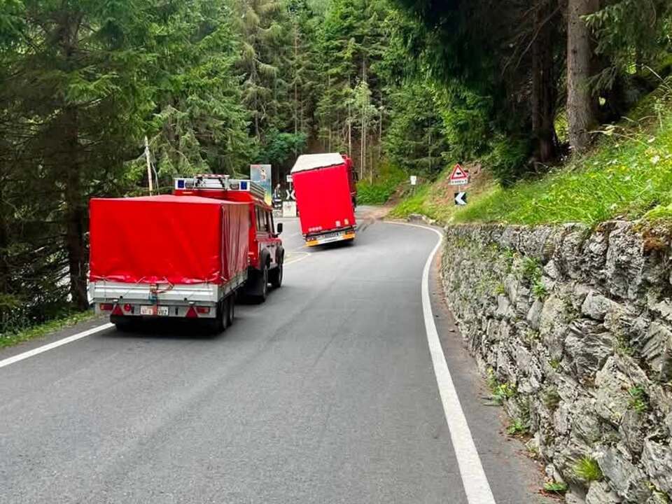 Stilfserjochstra-e-Lkw-ger-t-in-missliche-Lage