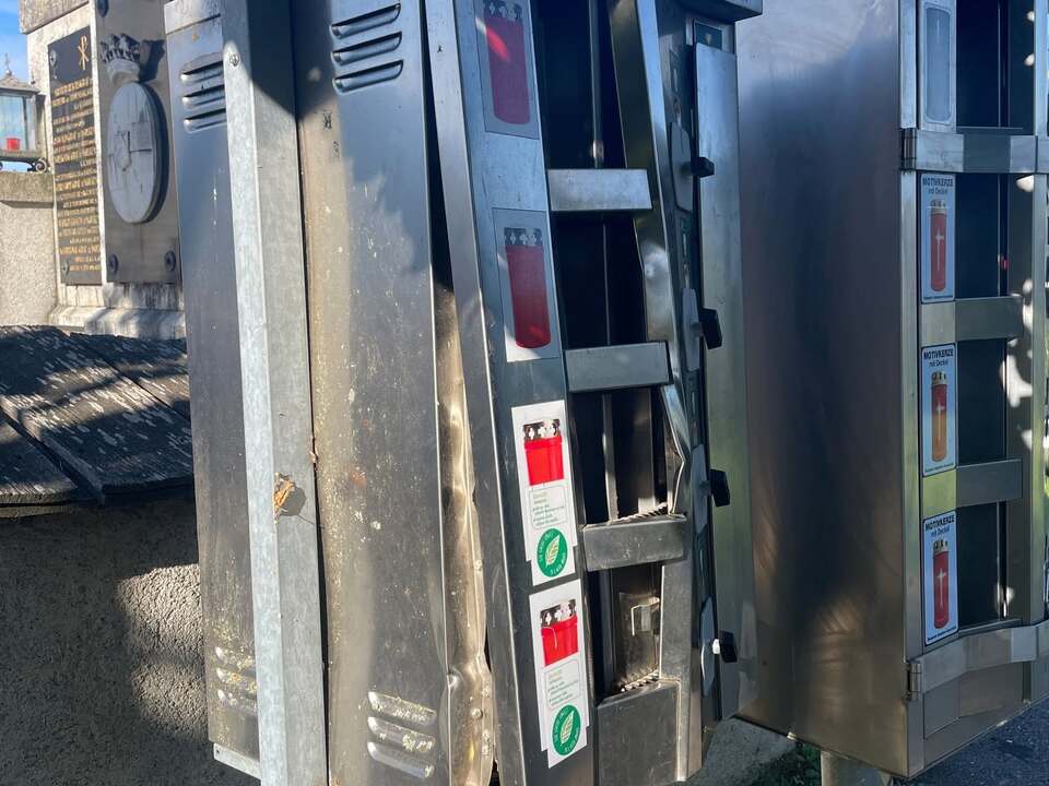 Randalierer-besch-digen-Kerzenautomaten-beim-Friedhof