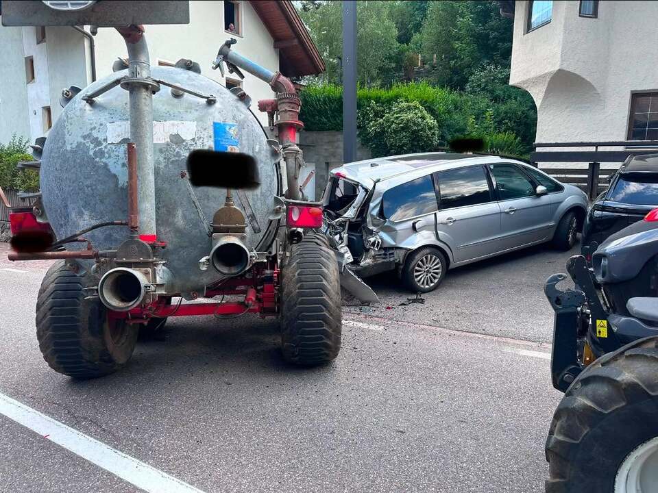 G-lleanh-nger-l-ste-sich-vom-Traktor