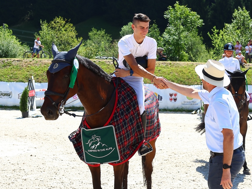 Jumping-in-the-Alps-Wenn-sich-Sohn-und-Vater-um-den-Sieg-batteln