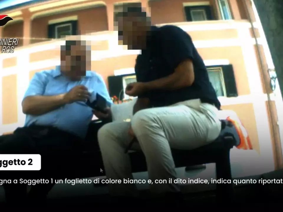 (FOTOGRAMMA DA VIDEO) Due persone sono state arrestate a Roma dai carabinieri del Ros per spionaggio e accesso abusivo a sistemi informatici. ll principale indagato, un 59enne ex appartenente al comparto di intelligence italiano e già sottoufficiale dell\'Arma dei carabinieri, è accusato di aver svolto attività di spionaggio in cambio di soldi per un presunto agente dei servizi di intelligence russi, coperto da immunità diplomatica in Italia. L\'uomo acquisiva informazioni attraverso sei fonti, tra cui quattro militari in servizio, tutti indagati. 7 luglio 2026. athesiadruck2_20260707202035681_40b7a7f8e3e7996758c9f684f3e09c28