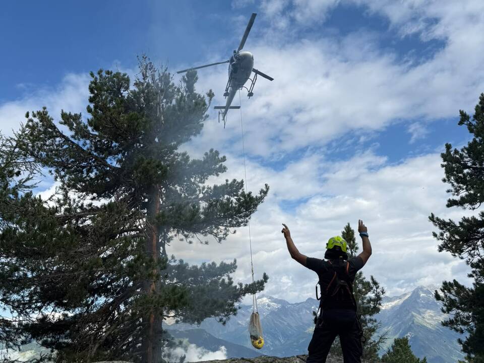 Waldbrand-in-Kematen-erfordert-Hubschrauber-Einsatz