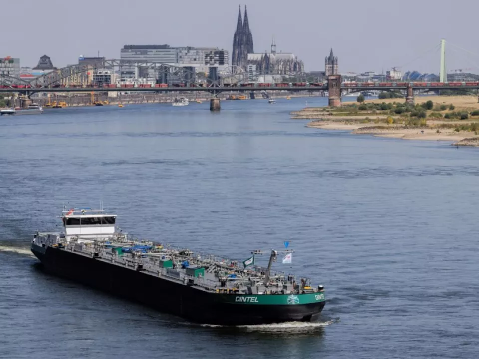 Binnenschiffe fahren bei Niedrigwasser über den Rhein