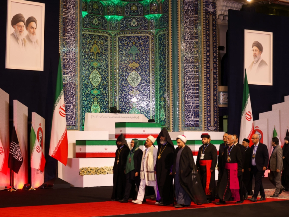 Der Sarg Khameneis in der Großmoschee Mosalla