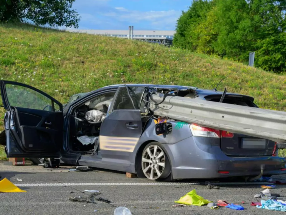 Die Leitschiene bohrte sich in das Fahrzeug