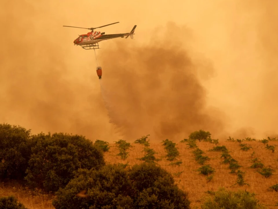 Ein Löschhubschrauber bekämpft ein Feuer 80 Kilometer vor Madrid