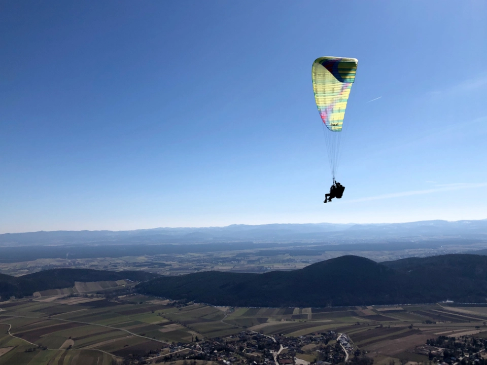 Eine Frau kam in Tirol beim Paragleiten ums Leben