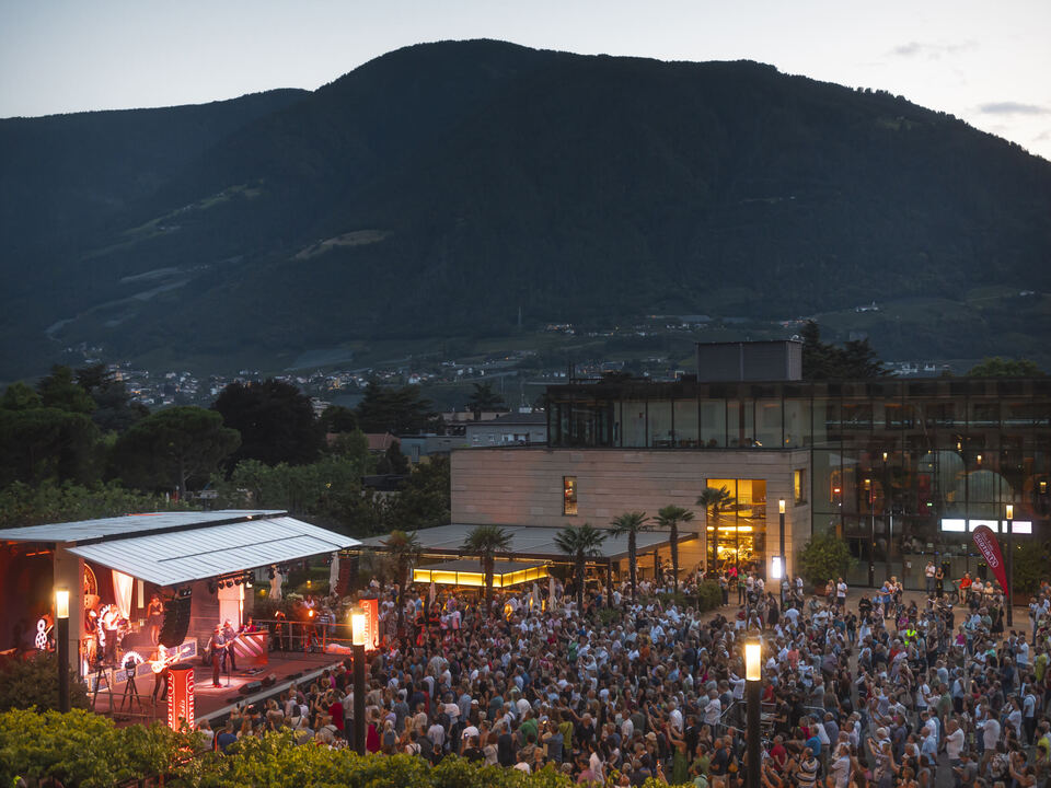 Sommerabende-voller-Musik-und-Kultur-auf-dem-Thermenplatz