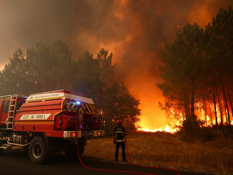 Großes Feuer bei Bordeaux