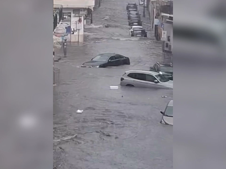 Neapel: Autos versinken im Wasser – VIDEO