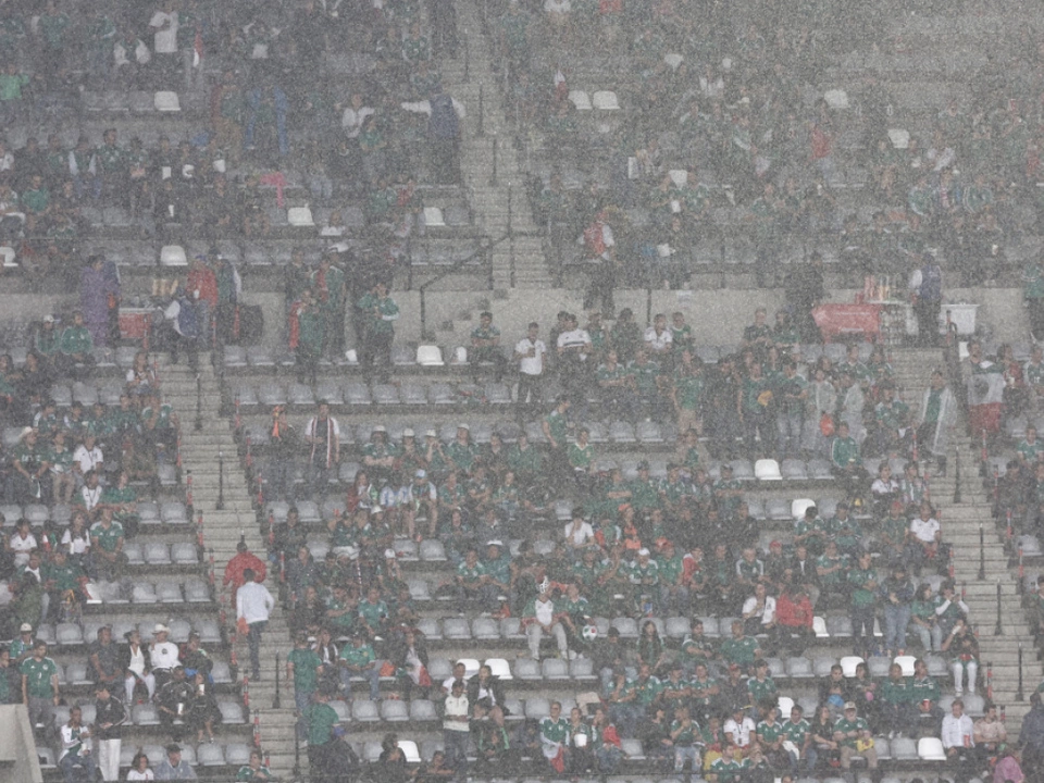 Regen im Aztekenstadion