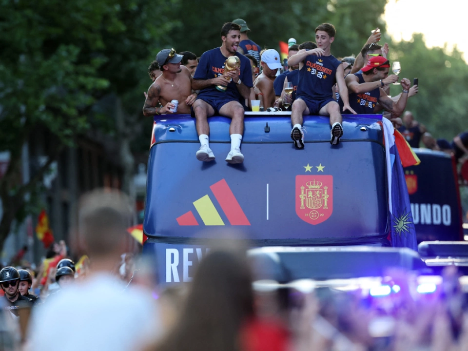 Rodri und Co. fahren den WM-Pokal spazieren
