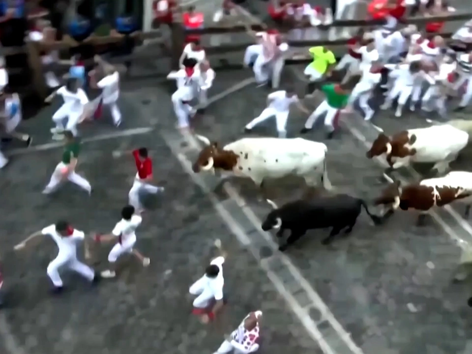Schon am 1. Tag: Mehrere Verletzte bei traditioneller Stierhatz – VIDEO