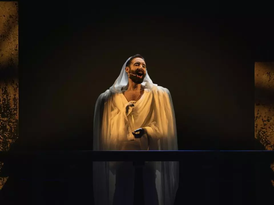 Tom Neuwirth als Conchita als Todesengel