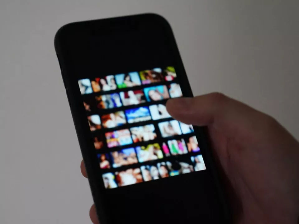 Über soziale Medien versuchen Betrüger Betrugsmaschen mit KI