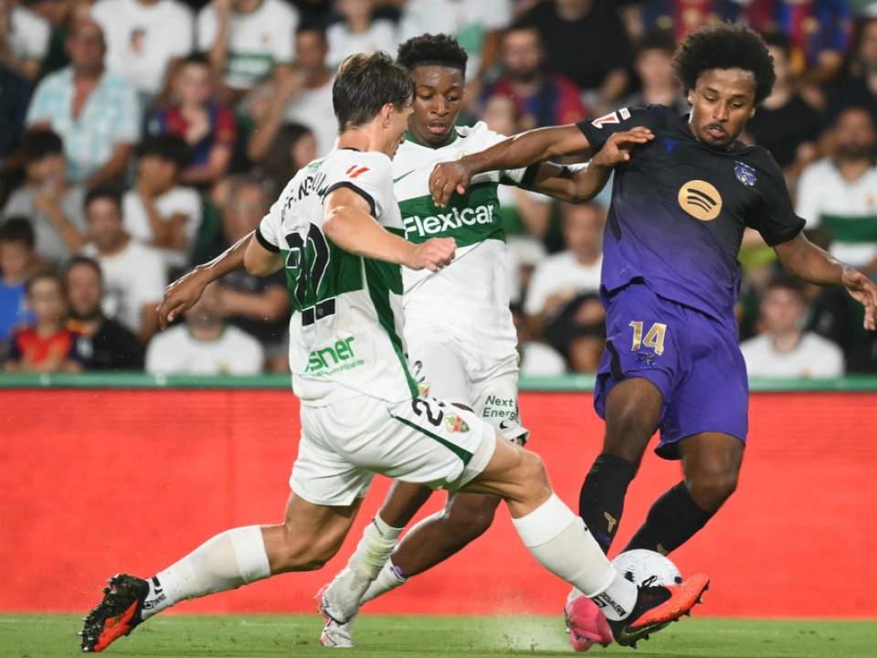 Affengruber im Duell mit Barca-Neuzugang Adeyemi
