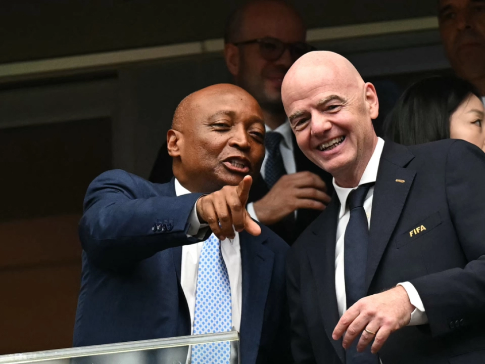 Afrikas Fußball-Boss Motsepe (l.) hält zu Infantino