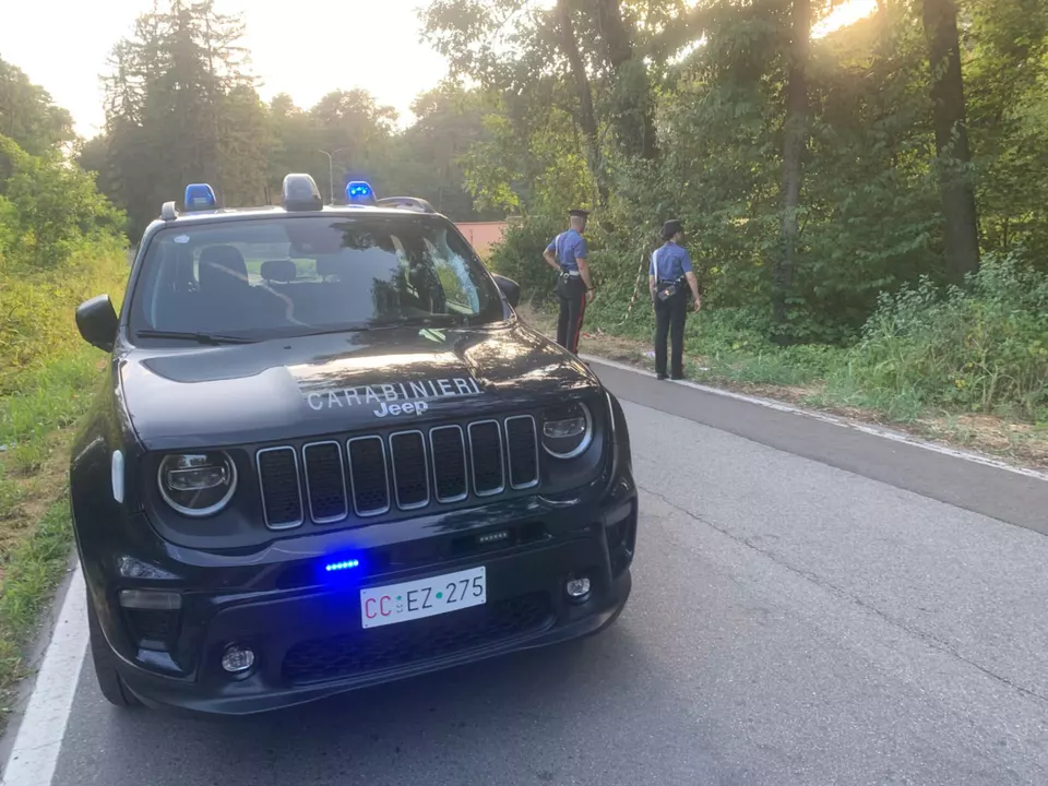 I Carabinieri sul luogo dove ieri intorno alle 23 un uomo di 36 anni, scambiato per un rivale in amore, sarebbe stato travolto e ucciso con l\'auto da un 43 enne dopo essersi fermato per dare indicazioni stradali alla ex dell\'arrestato, Somma Lombardo, Varese, 2 agosto 2026 athesiadruck2_20260803194003570_b981915b98cbd2108a009443af4914c3