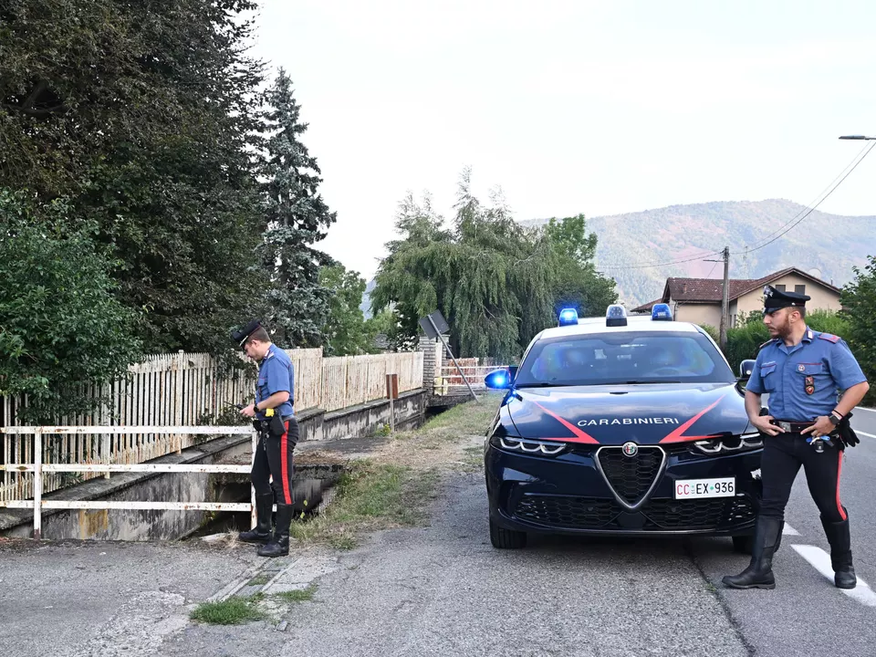 I carabinieri sul luogo dove un\'automobilista avrebbe investito deliberatamente un gruppo di ciclisti al termine di una lite, a Lanzo Torinese, ferendone quattro. Torino, 8 agosto 2026 athesiadruck2_20260809193813594_249811f545165bfd898ac94e9e3d50c9