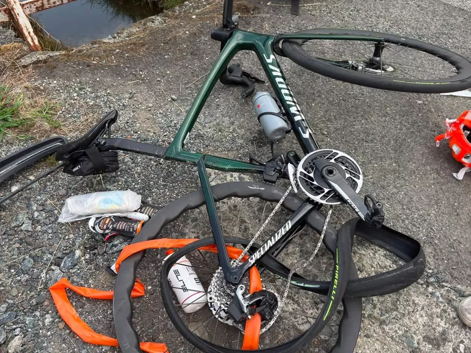 Il luogo dell\'incidente a Lanzo Torinese (Torino) dove un automobilista avrebbe deliberatamente investito per due volte un gruppo di ciclisti, ferendone quattro, 8 agosto 2026. athesiadruck2_20260809194452989_d1438e9662bafcfa4f70e73f736e0a39