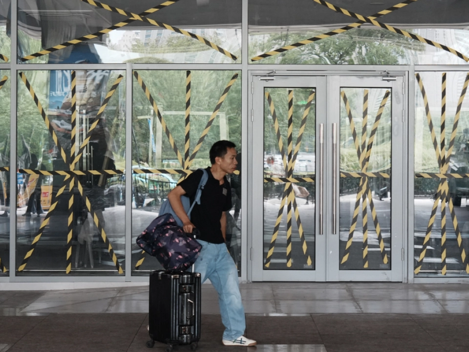 Auch Fensterscheiben werden vor dem Taifun geschützt