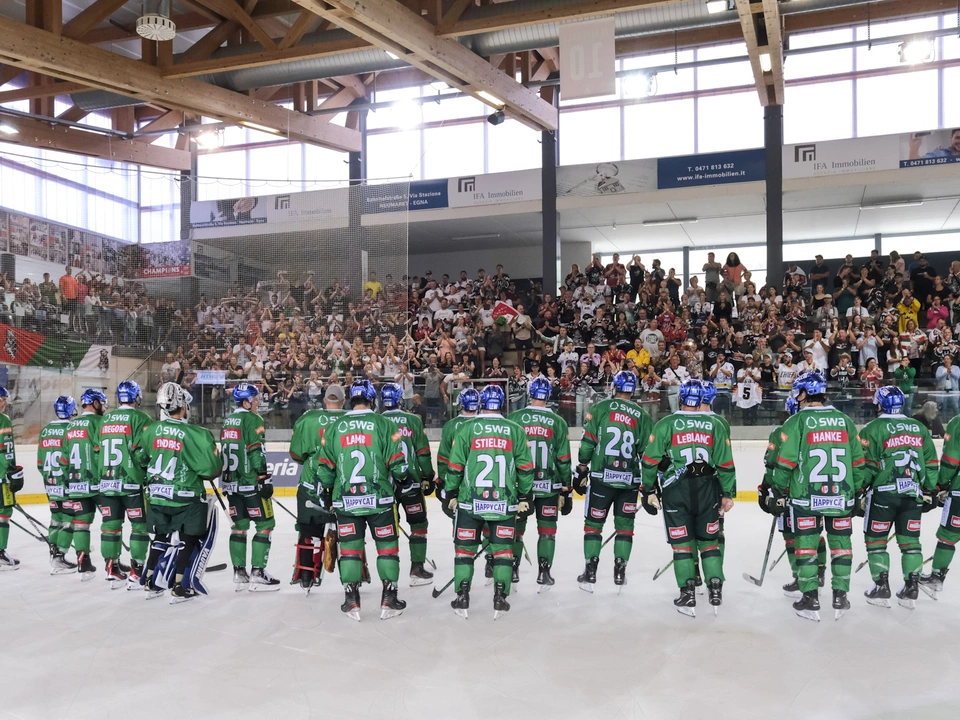 Augsburg players and fans_Dolomitencup