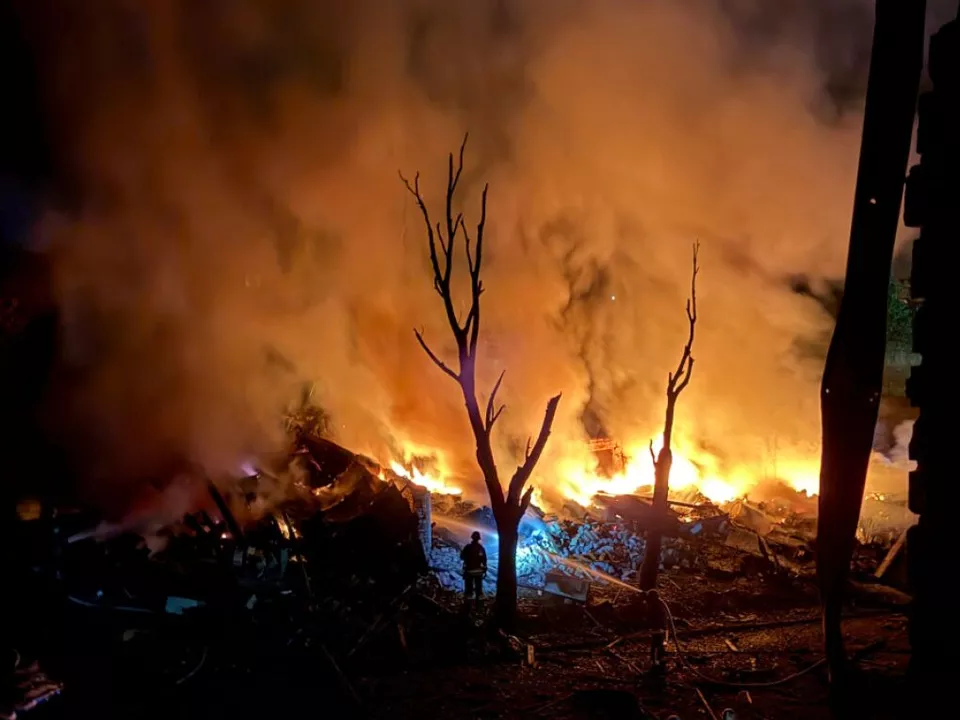 Brand in Saporischschja nach russischem Angriff