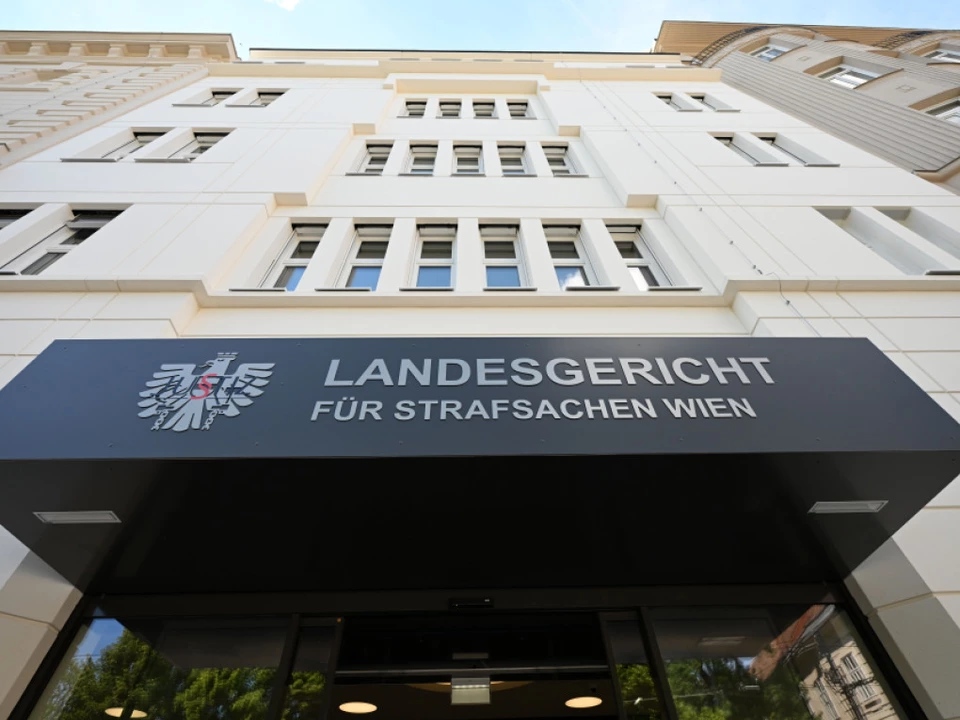 Dem massiv vorbestraften Angeklagten droht eine lebenslange Haftstrafe