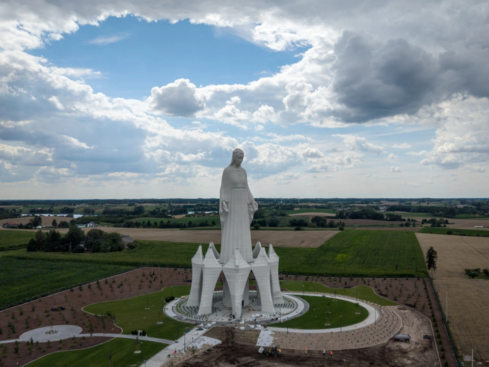 Die Statue überragt die Umgebung