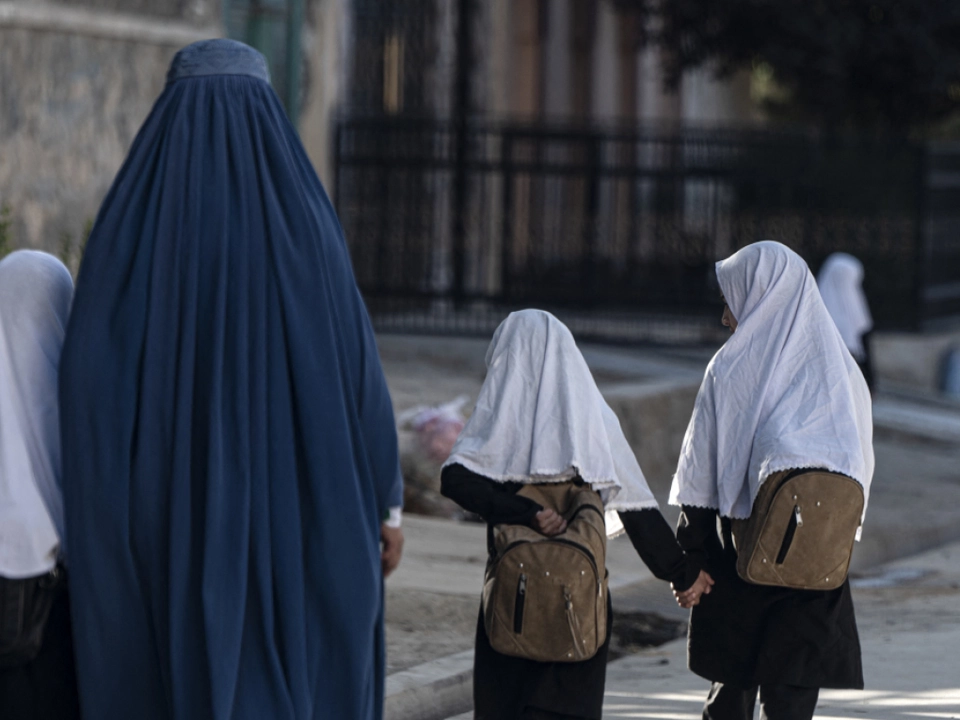 Dieses Symbolbild zeigt afghanische Schülerinnen
