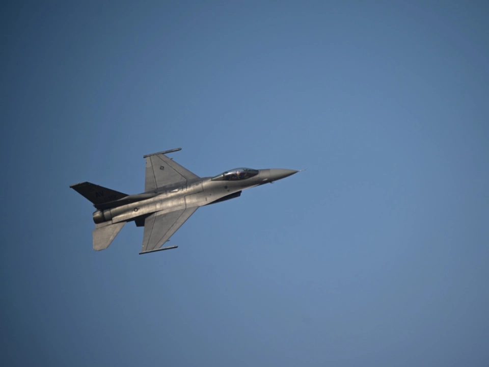 Ein F-16-Flieger in der Luft (Symbolbild)