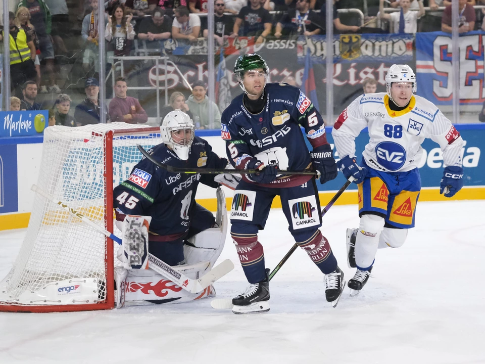EV Zug (in white) Eisbären Berlin Dolomitencup2026 Foto Max Pattis