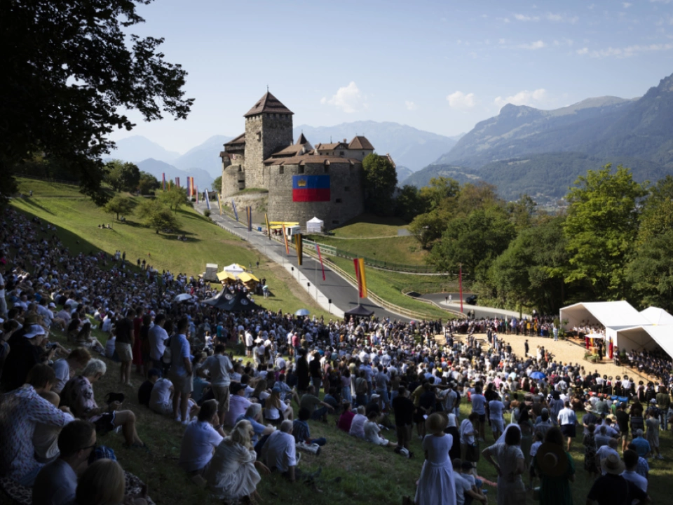 Feiern zum Staatsfeiertag in Liechtenstein vor Schloss Vaduz