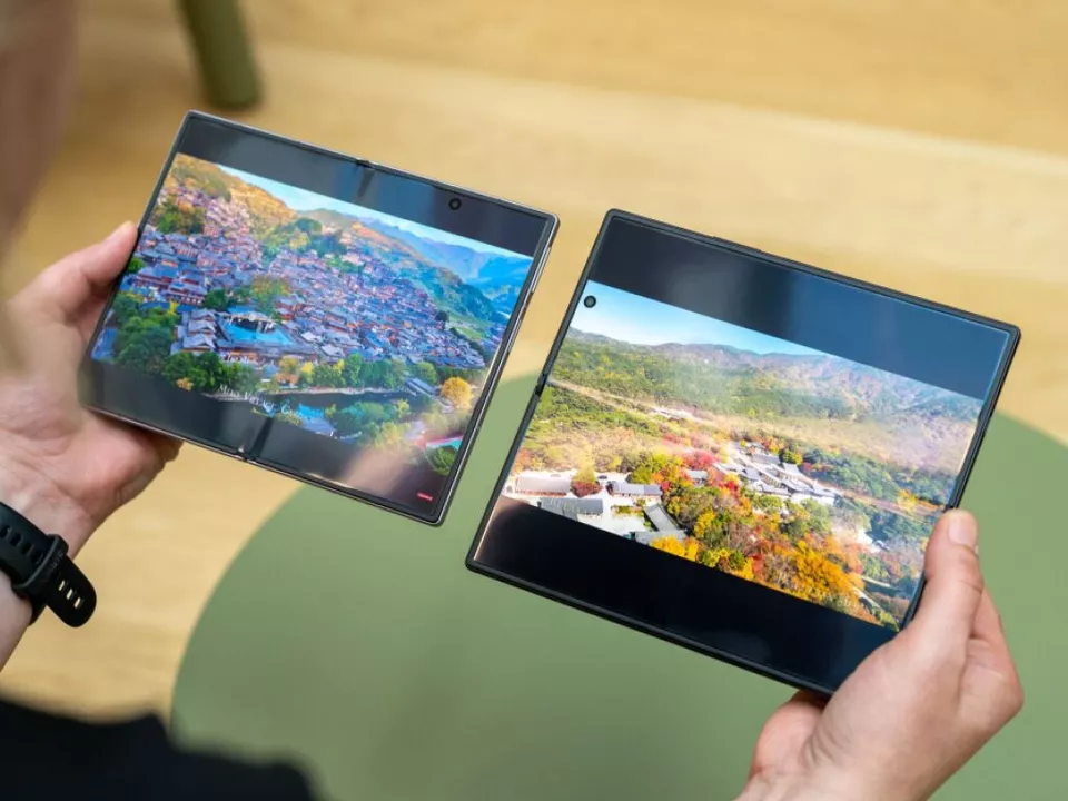 Das große Display des Fold 8 Ultra (r) bietet bei Videos kaum Vorteile