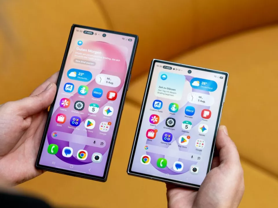 Galaxy Z Fold 8 Ultra (l.) und Galaxy Z Fold 8 zugeklappt im Vergleich