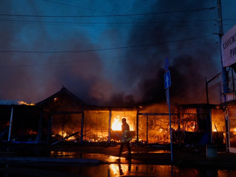 Häuser in Kiew nach russischem Beschuss in Flammen