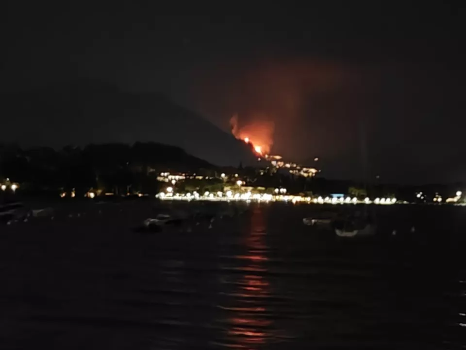 Gardasee Waldbrand nähert Sich Siedlung Tignale von manerba aus