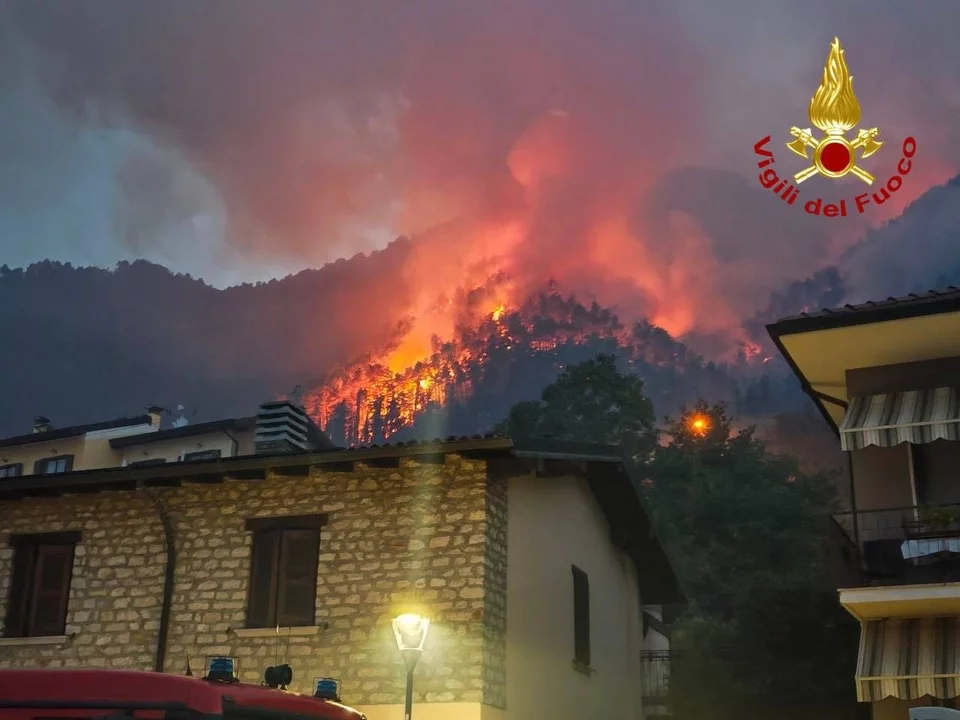Gardasee Waldbrand nähert Sich Siedlung Tignale
