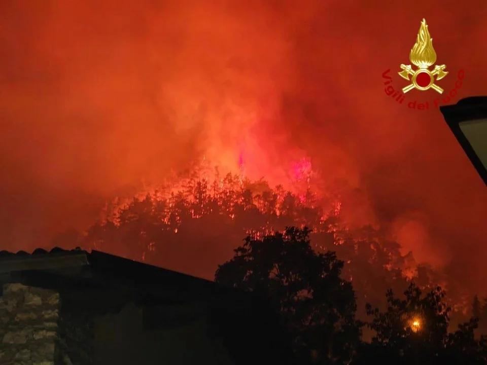 Gardasee Waldbrand nähert Sich Siedlung Tignale