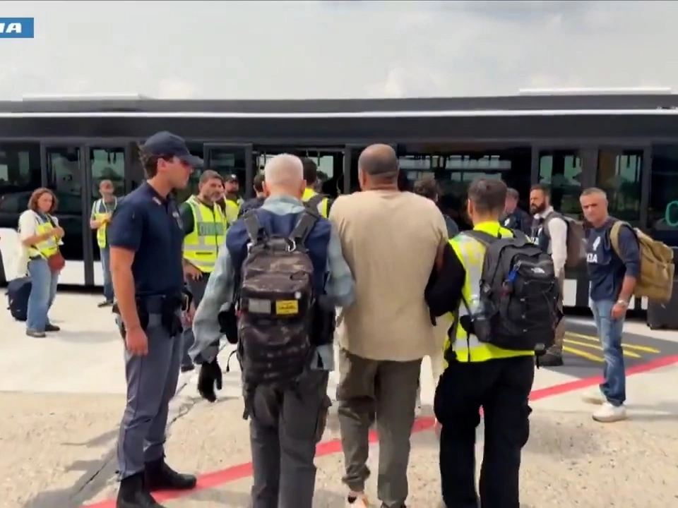 Italien bringt kriminelle Ägypter außer Landes – VIDEO