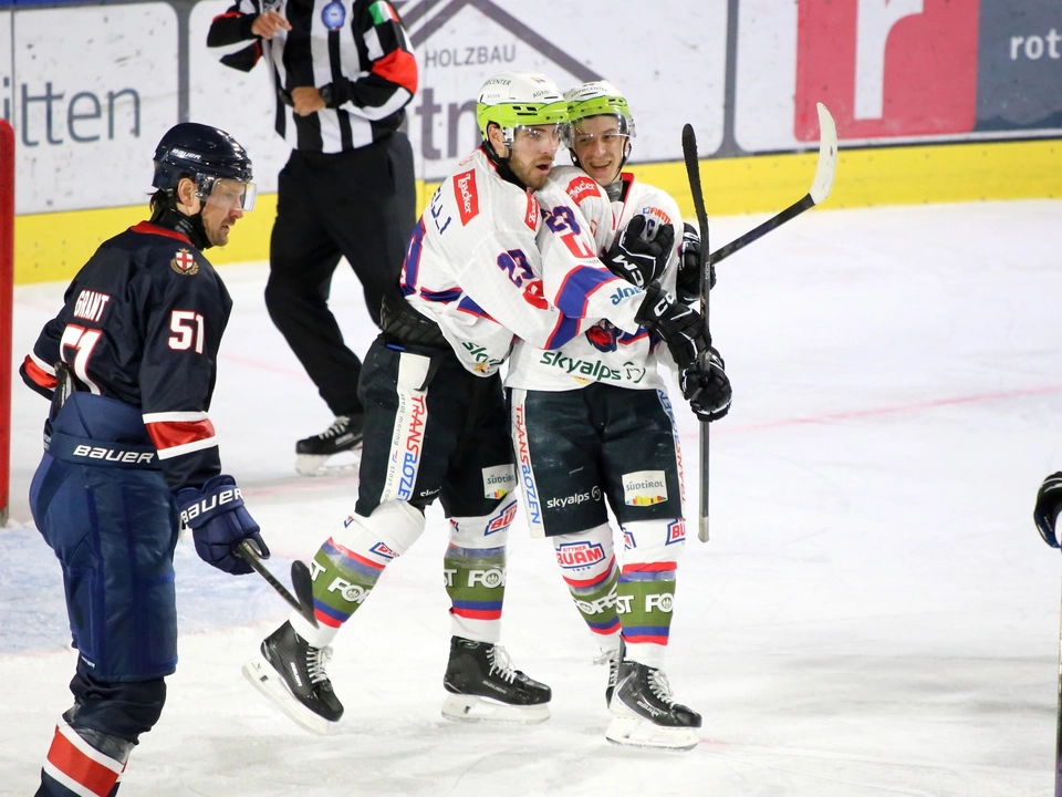 Jubel-gioia_Capannelli_Kostner_Rittner_Buam_SkyAlps-Milano_Hockey_Club_21_08_26_Credits_Serena_Fantini