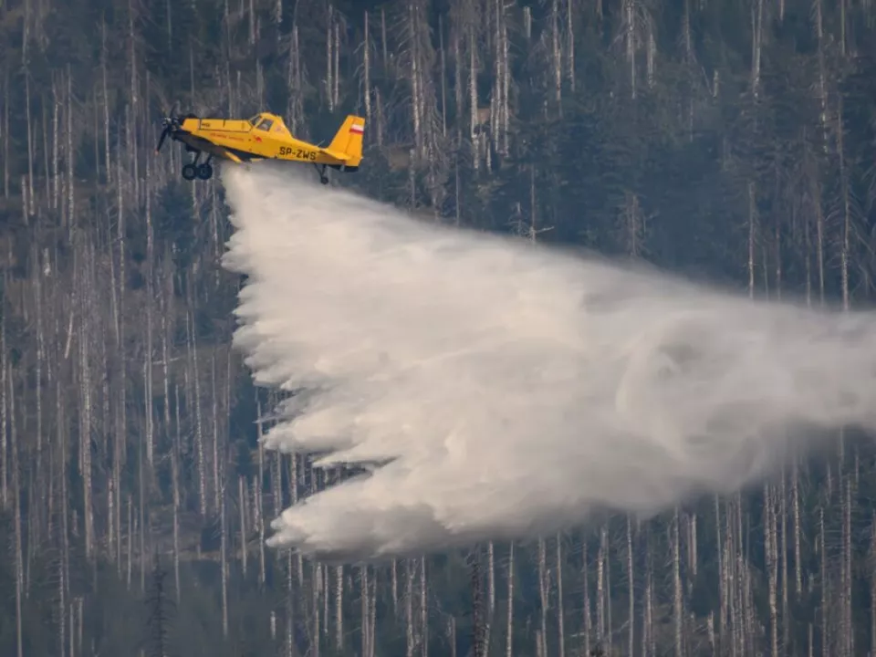 Löschflieger holen Wasser aus dem Weißensee (Symbolbild)